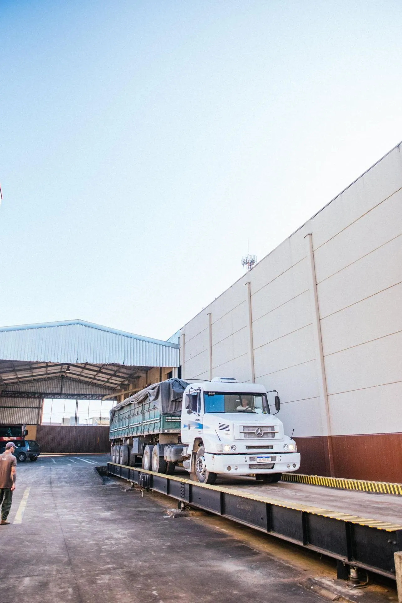 Caminhão na estrutura logística da Bom Sucesso